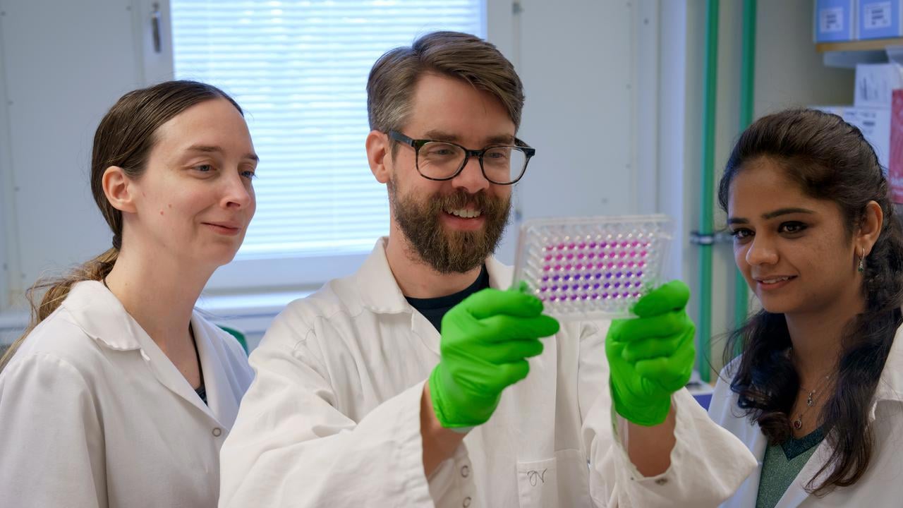 Magnus Ölander, postdoc in the Sixtlab, sharing exciting findings from an antibiotic discovery project with labhead Barbara Sixt and colleague Aakriti Singh.