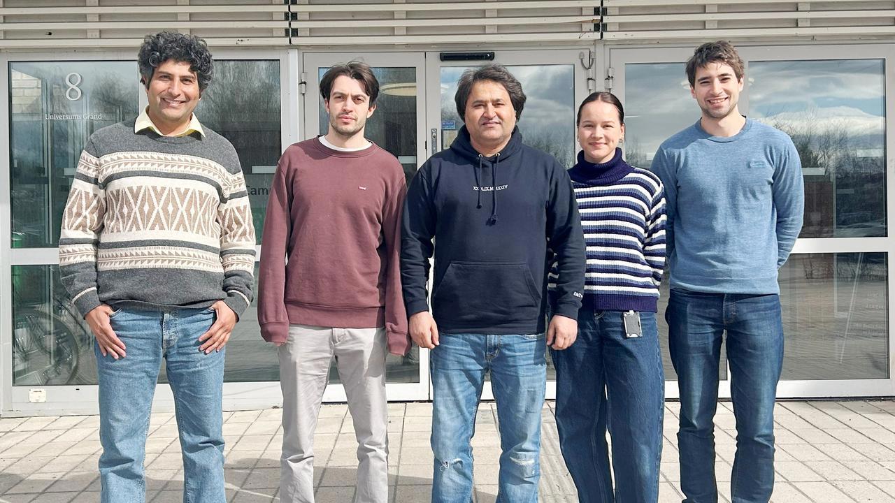 Gruppfoto utomhus: Aftab Nadeem, Abdelbasset Yabrag, Naeem Ullah, Anne Yska, and Michael Philips