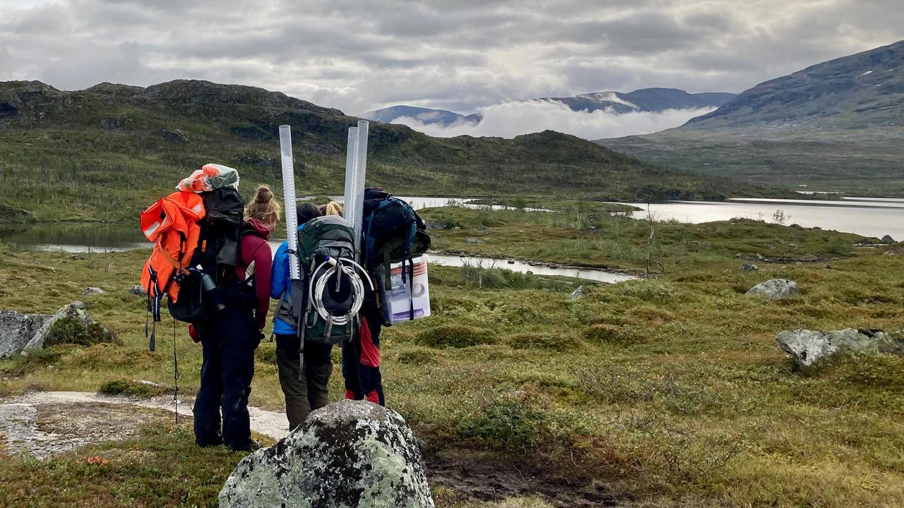 Några personer i fjällnatur.