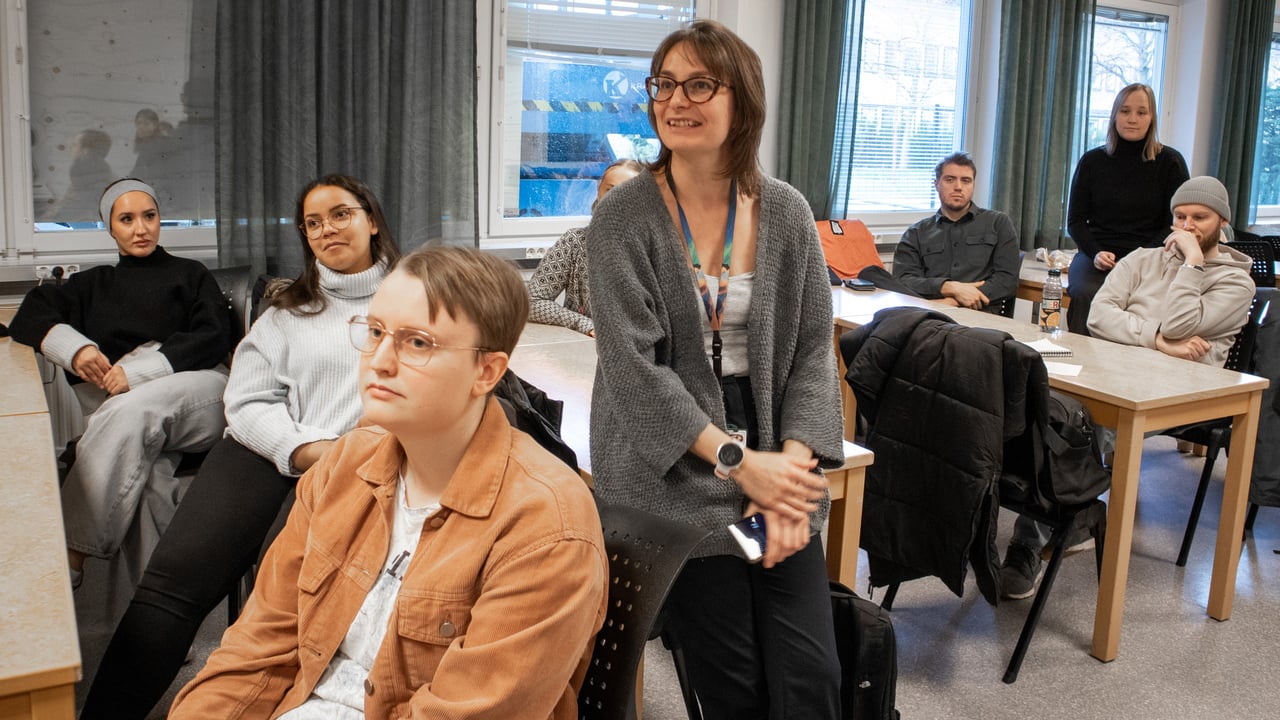 Bild p&aring; en grupp studenter i milj&ouml;vetenskap tillsammans med l&auml;raren Heidi Burdett.