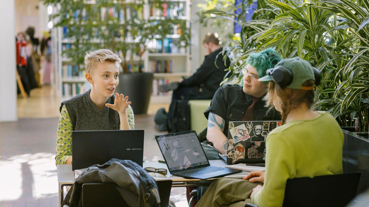 Studenter pluggar inne p&aring; UB