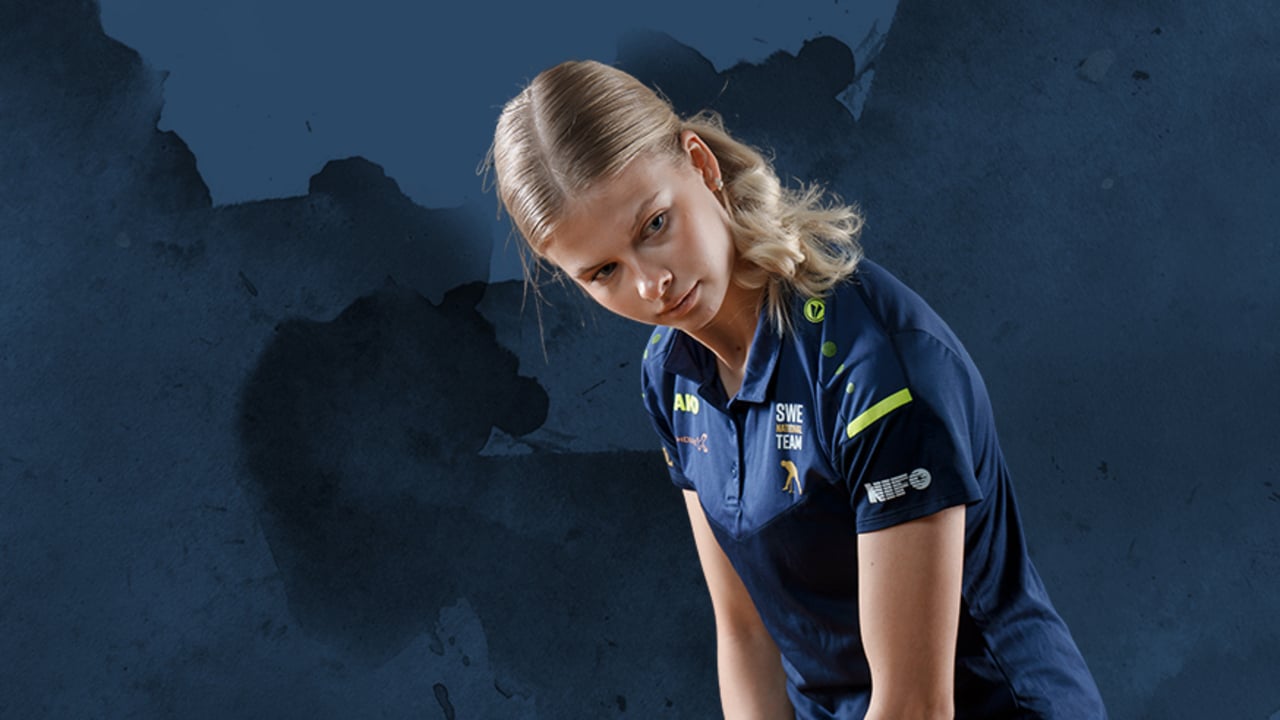 En kvinna som spelar bangolf
