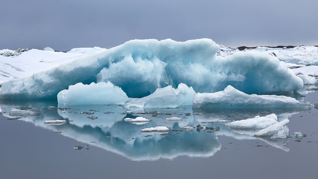Sm&auml;ltande glaci&auml;ris.