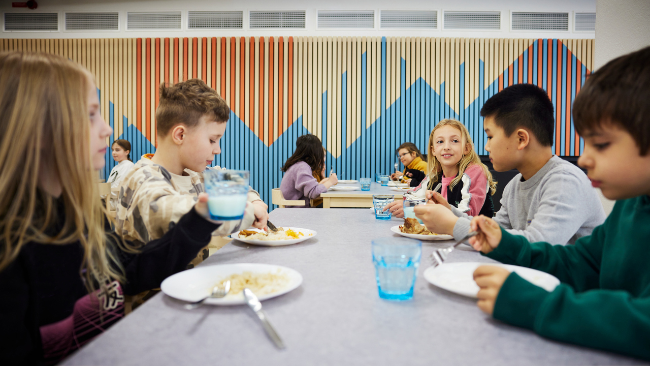 Elever &auml;ter skollunch.