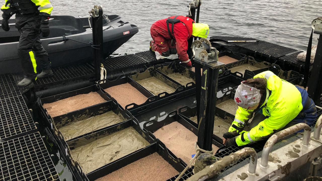 Forskning med höj- och sänkbara bottnar i Gaviken för att undersöka påverkan av vattenkraftsreglering.