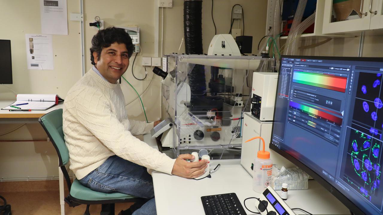 Aftab Nadeem, forskare på Institutionen för molekylärbiologi vid Umeå universitet, vid mikroskop