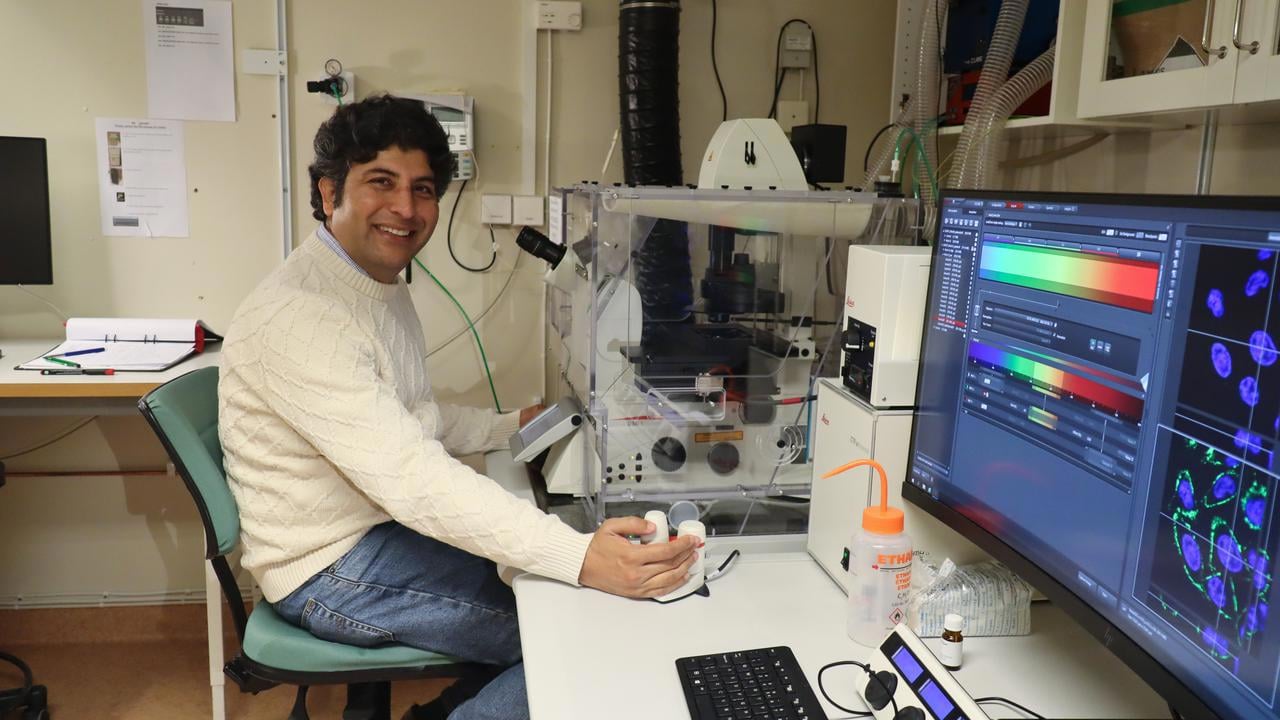 Aftab Nadeem, forskare på Institutionen för molekylärbiologi vid Umeå universitet, vid mikroskop