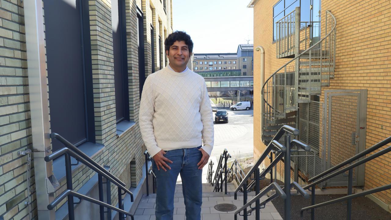 Aftab Nadeem, forskare på Institutionen för molekylärbiologi vid Umeå universitet, står i en trappa