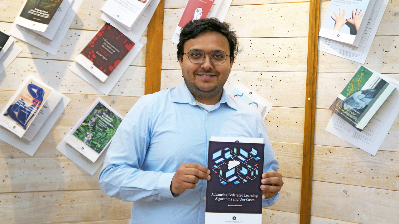 Sourasekhar Banerjee i ljusbl&aring; skjorta h&aring;ller fram sin avhandling som snart ska spikas upp p&aring; Ume&aring; universitetsbibliotek.