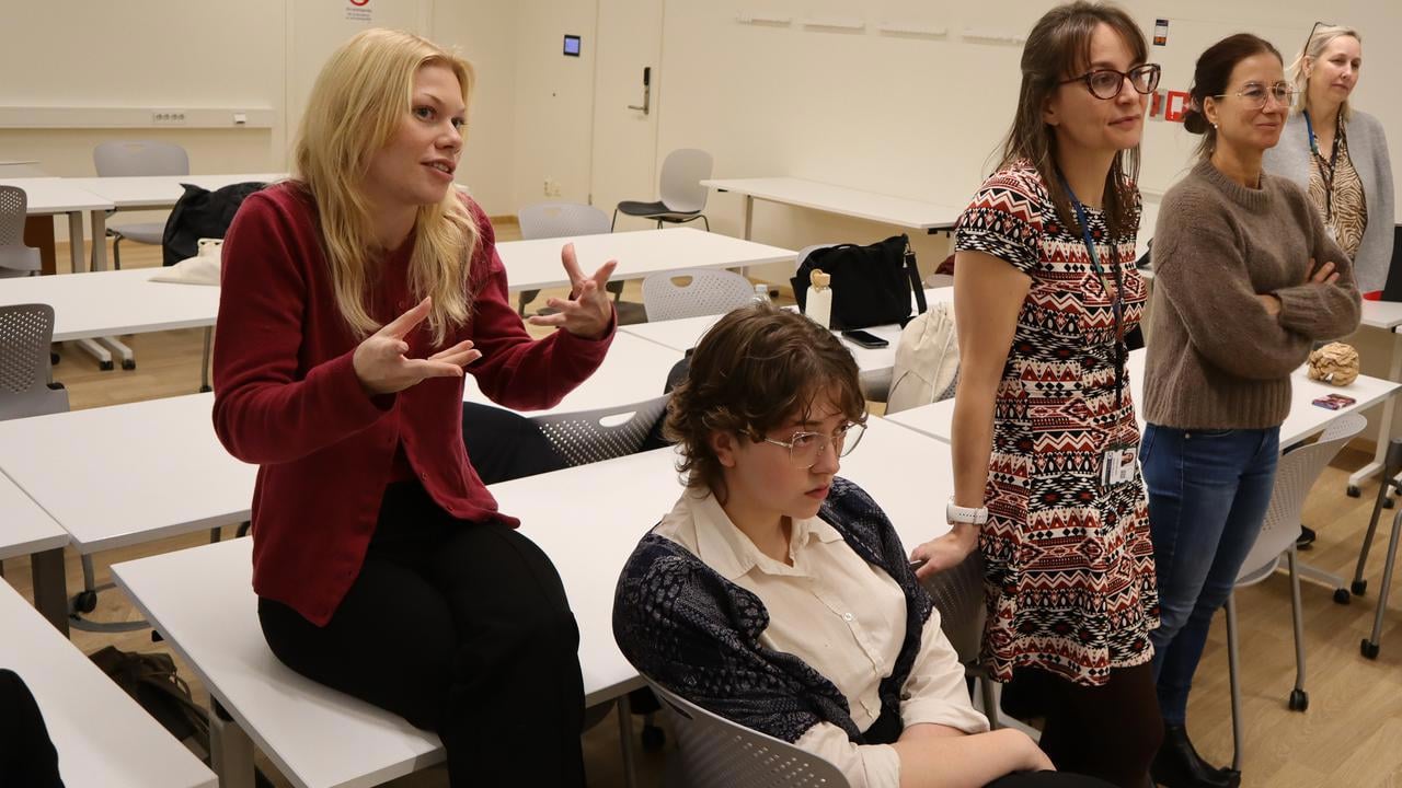 Bild p&aring; studenter och l&auml;rare under en diskussion vid redovisning av ett projekt i milj&ouml;vetenskap.