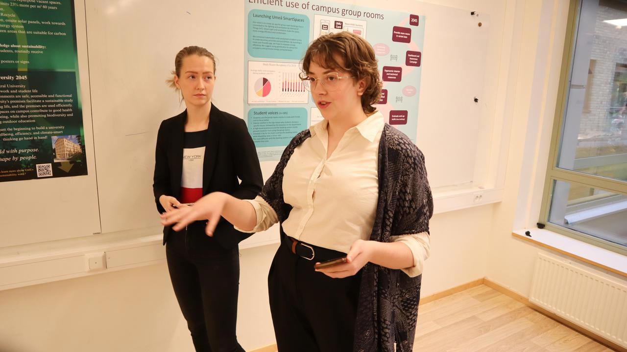 Bild p&aring; studenterna Jasmin Mannelqvist och Ilse Olsson som presenterar resultat fr&aring;n sitt projektarbete.