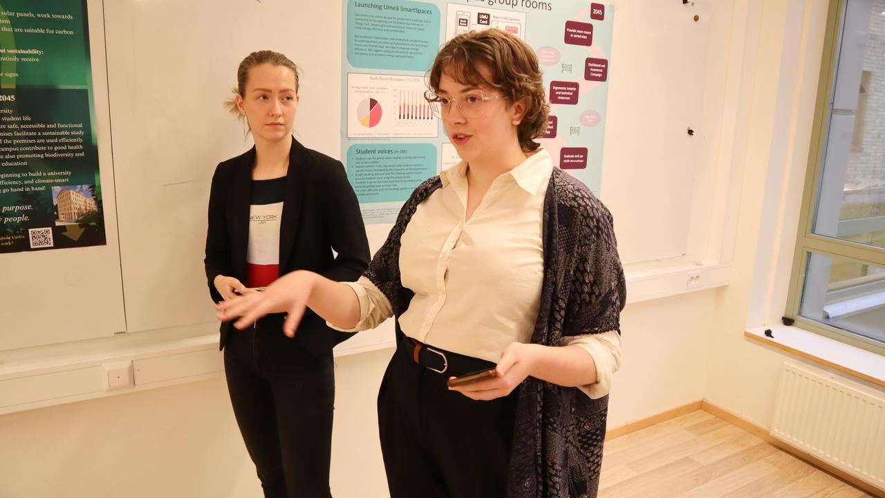 Bild p&aring; studenterna Jasmin Mannelqvist och Ilse Olsson som presenterar resultat fr&aring;n sitt projektarbete.