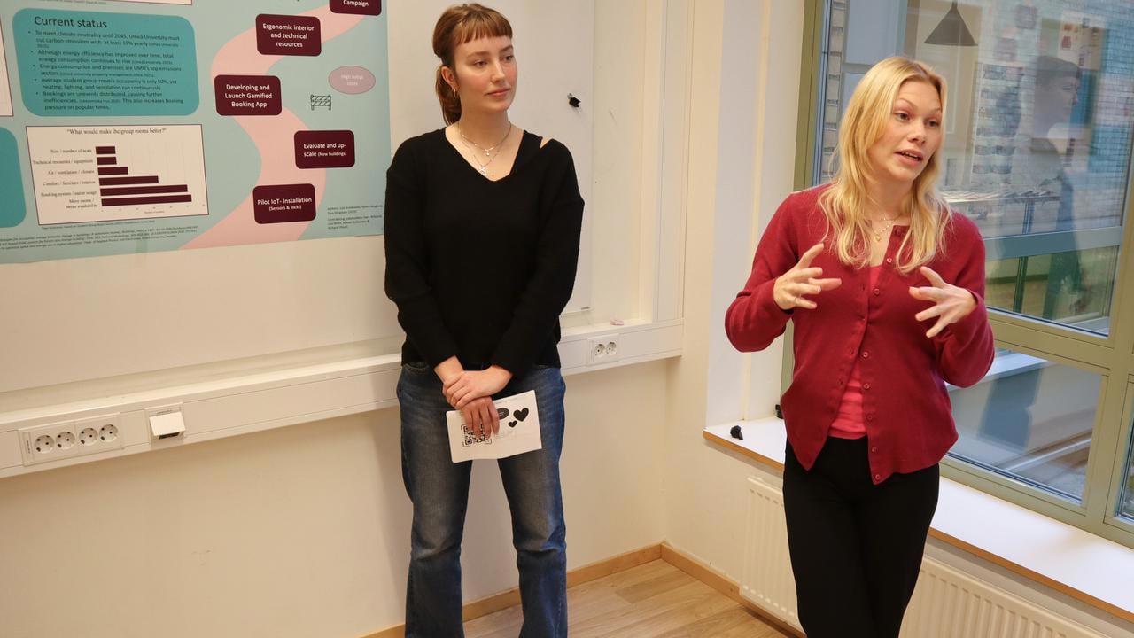 Bild p&aring; studenterna Tuva Elingstam och Selma Skoglund under redovisning av projektarbete i milj&ouml;vetenskap.