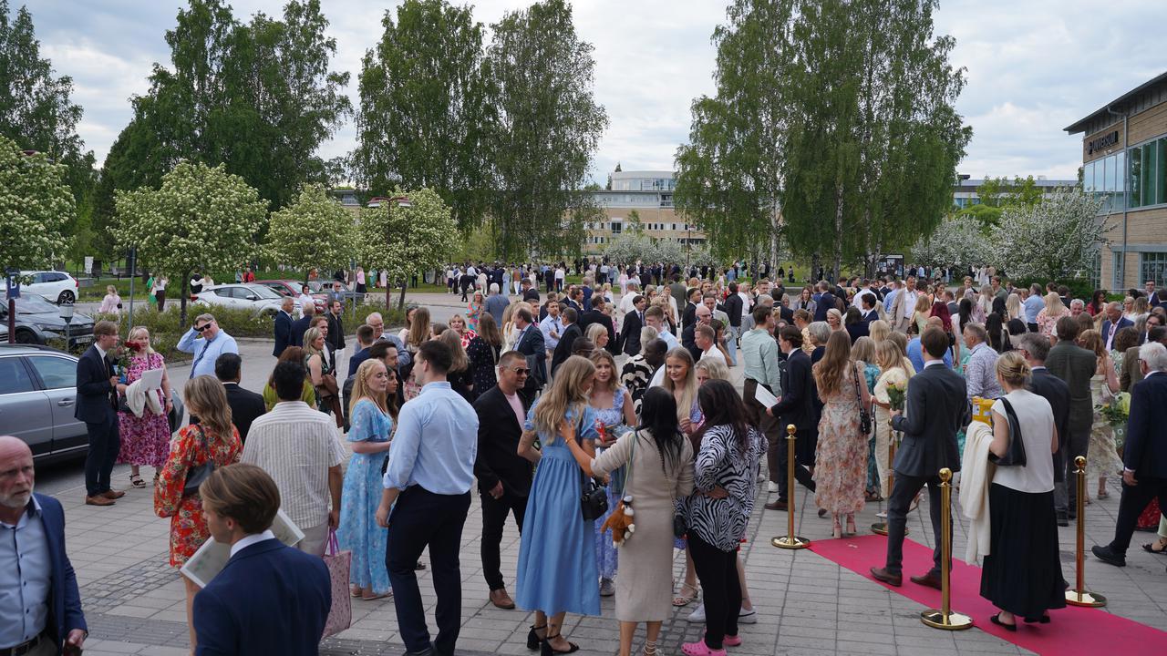 En stor grupp m&auml;nniskor utomhus