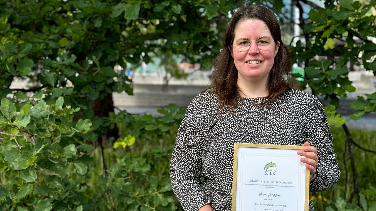 Anna Jonsson, universitetslektor i datavetenskap, har l&aring;ngt h&aring;r och glas&ouml;gon. Hon st&aring;r i en gr&ouml;nskande utemilj&ouml;, och h&aring;ller i sitt diplom.