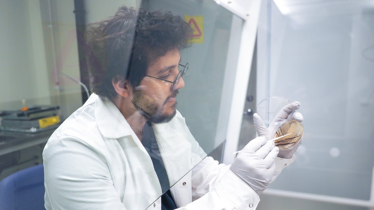 Alef dos Santos, postdoctor at the Department of Chemistry, studies biosignatures to prepare for future Mars missions.Alef dos Santos, postdoktor vid Kemiska institutionen, forskar på biosignaturer som kan användas för framtida Marsströvare.