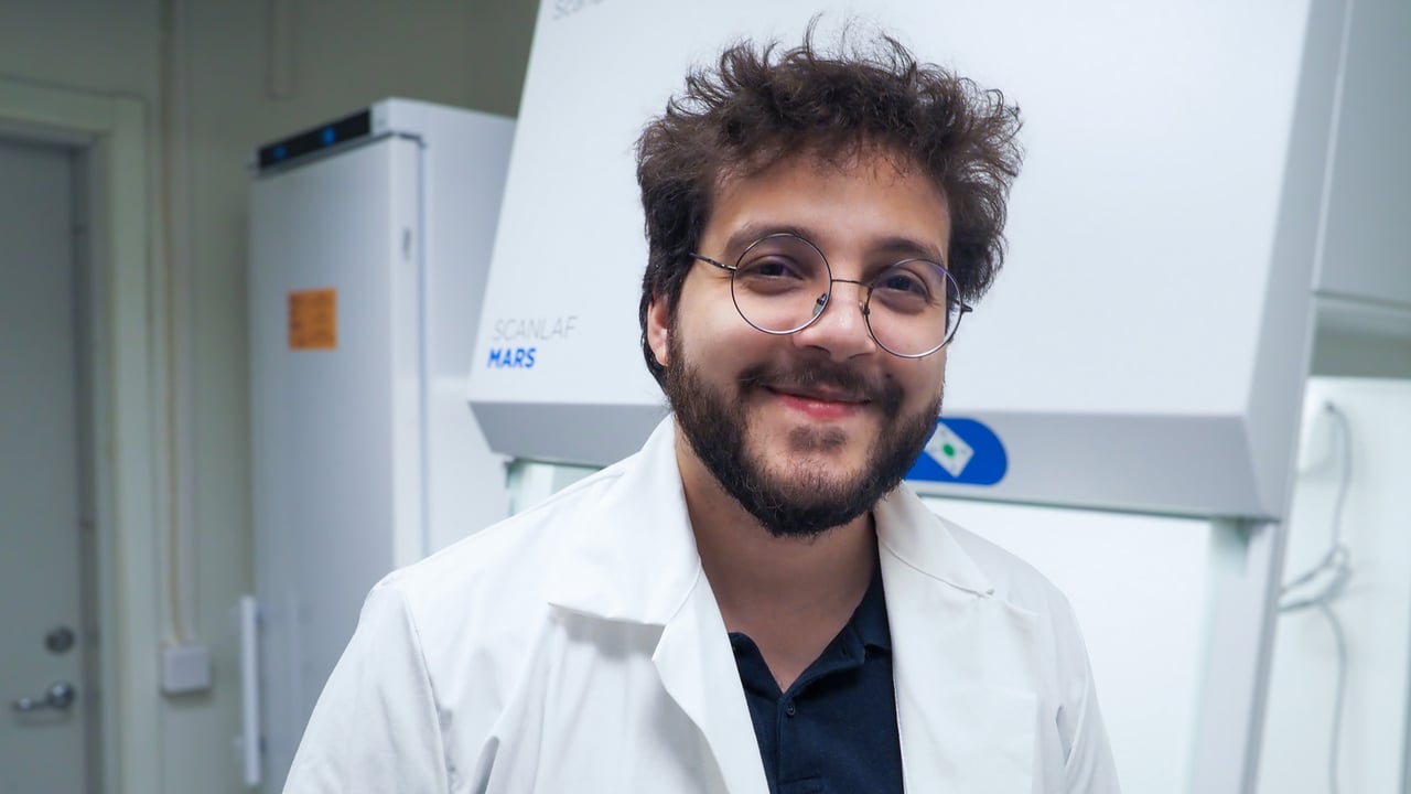 Alef dos Santos, postdoctor at the Department of Chemistry, studies biosignatures to prepare for future Mars missions.Alef dos Santos, postdoktor vid Kemiska institutionen, forskar på biosignaturer som kan användas för framtida Marsströvare.