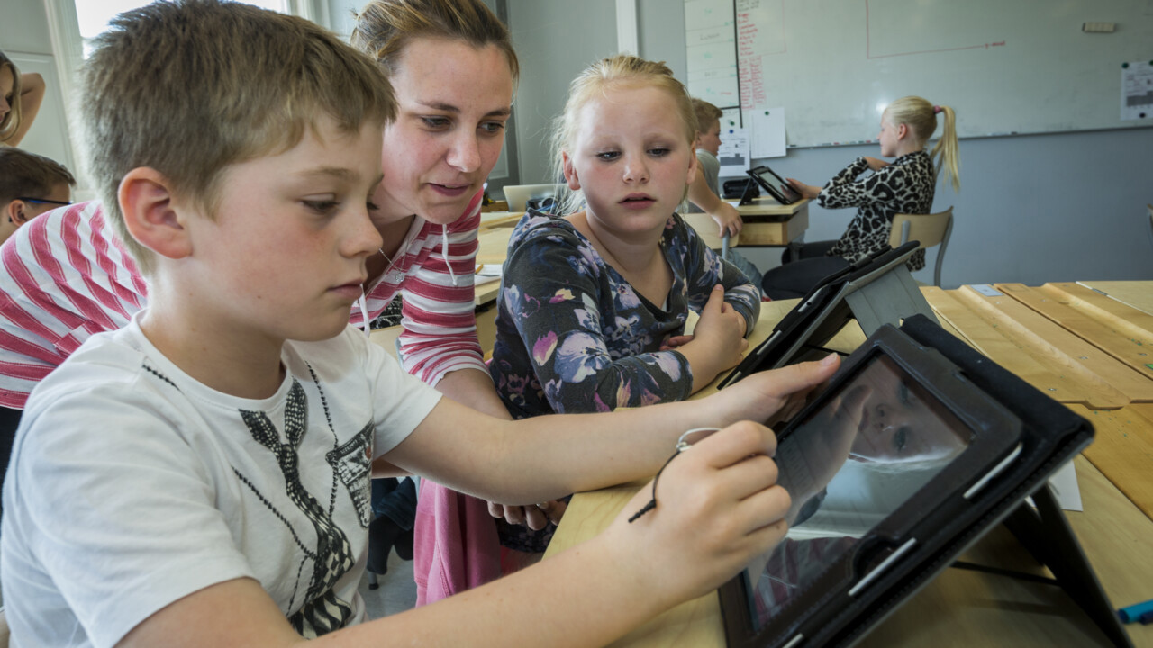 Barn i klassrum anv&auml;nder surfplatta.