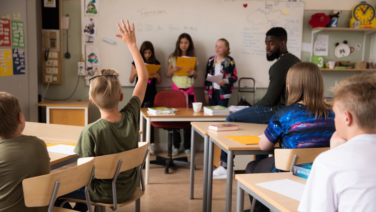 Barn i klassrum som redovisar f&ouml;r l&auml;rare och klasskompisar.