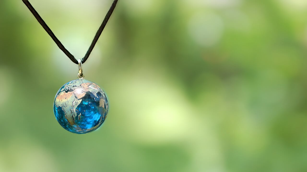 Halsband med h&auml;nge i form av ett jordklot i glas.