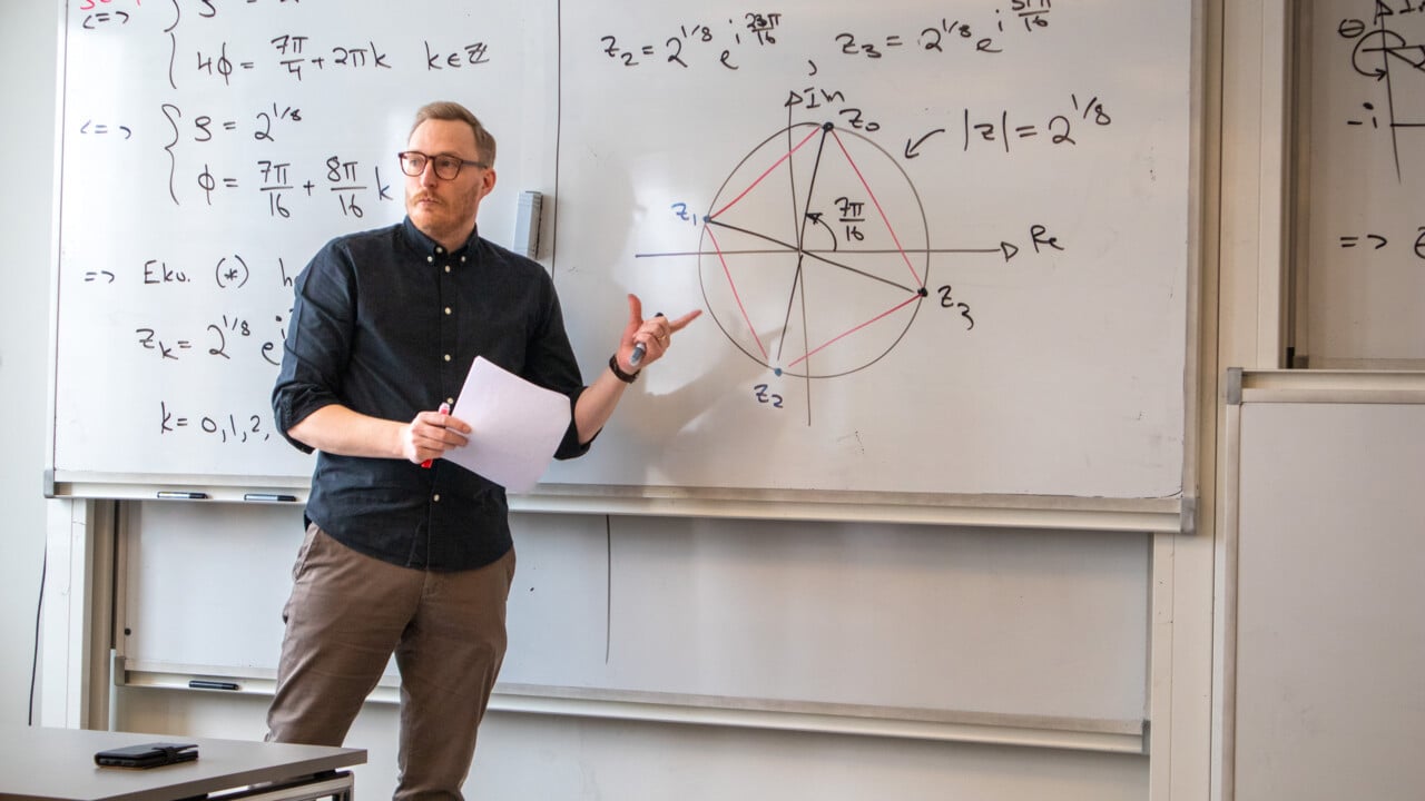 Bild p&aring; gymnasieelever under matematikf&ouml;rel&auml;sning