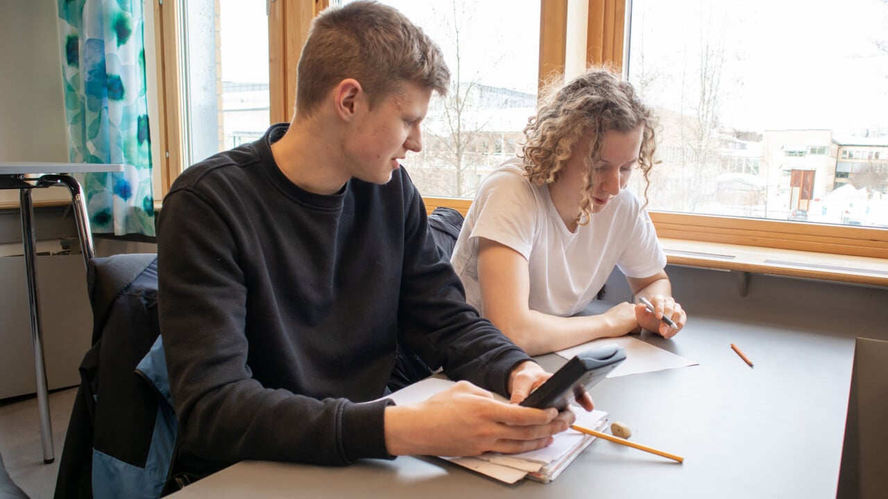 Bild p&aring; gymnasieelever under matematikf&ouml;rel&auml;sning