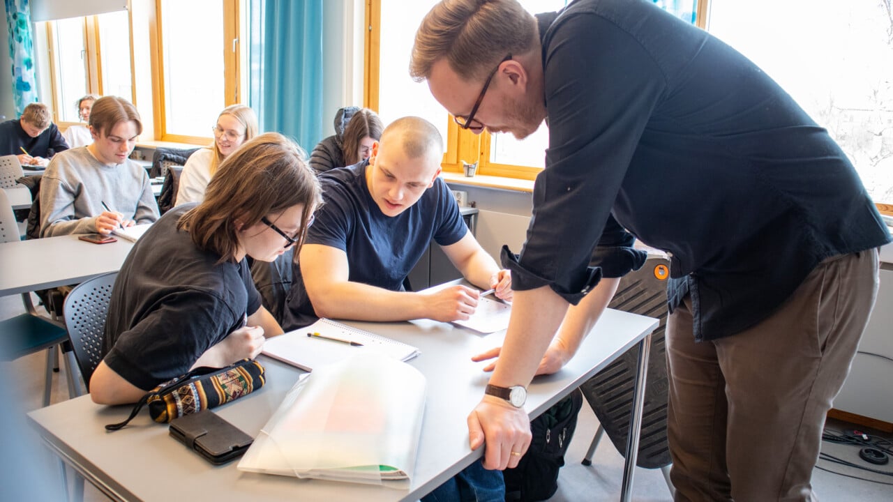 Bild p&aring; gymnasieelever under matematikf&ouml;rel&auml;sning