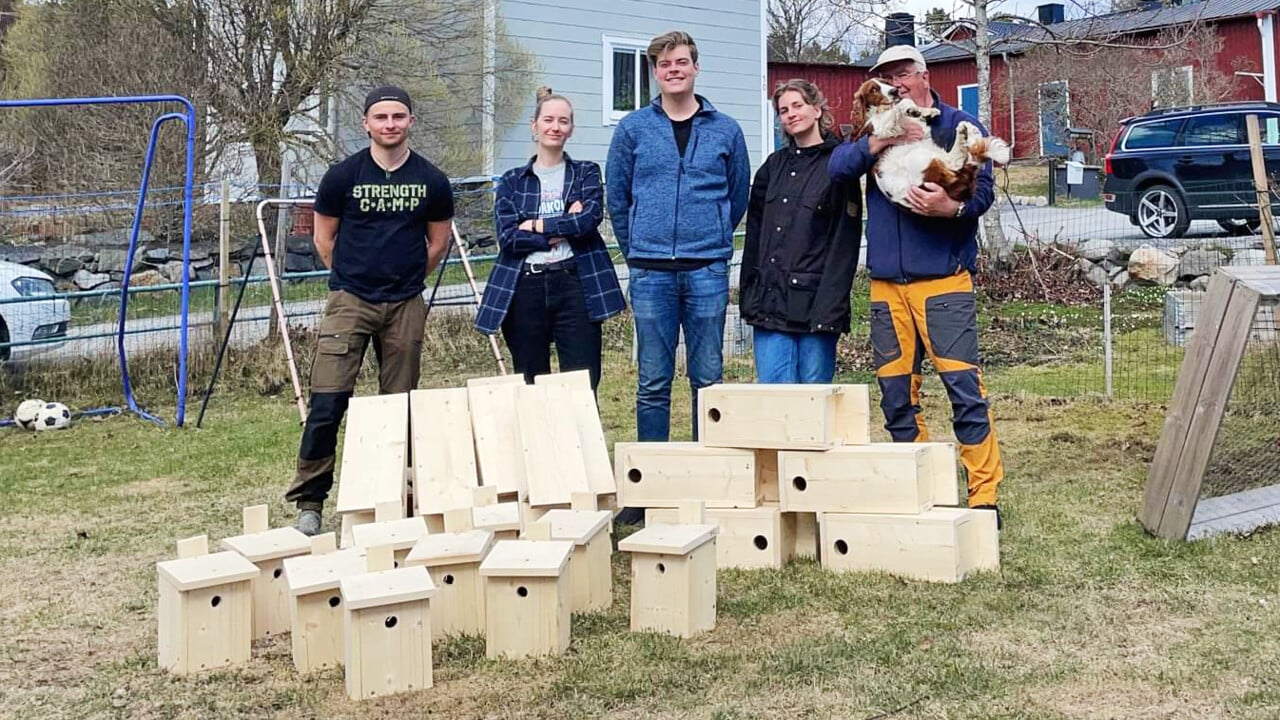 Gruppbild p&aring; fyra studenter och en l&auml;rare som st&aring;r bakom f&aring;gelholkar de byggt f&ouml;r biologiska m&aring;ngfaldens dag.