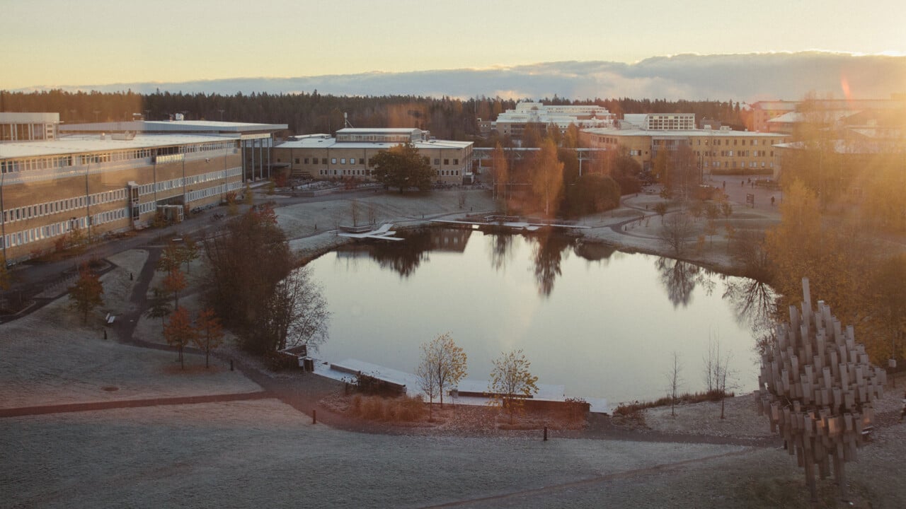 Fotografi p&aring; campusdammen en h&ouml;stdag
