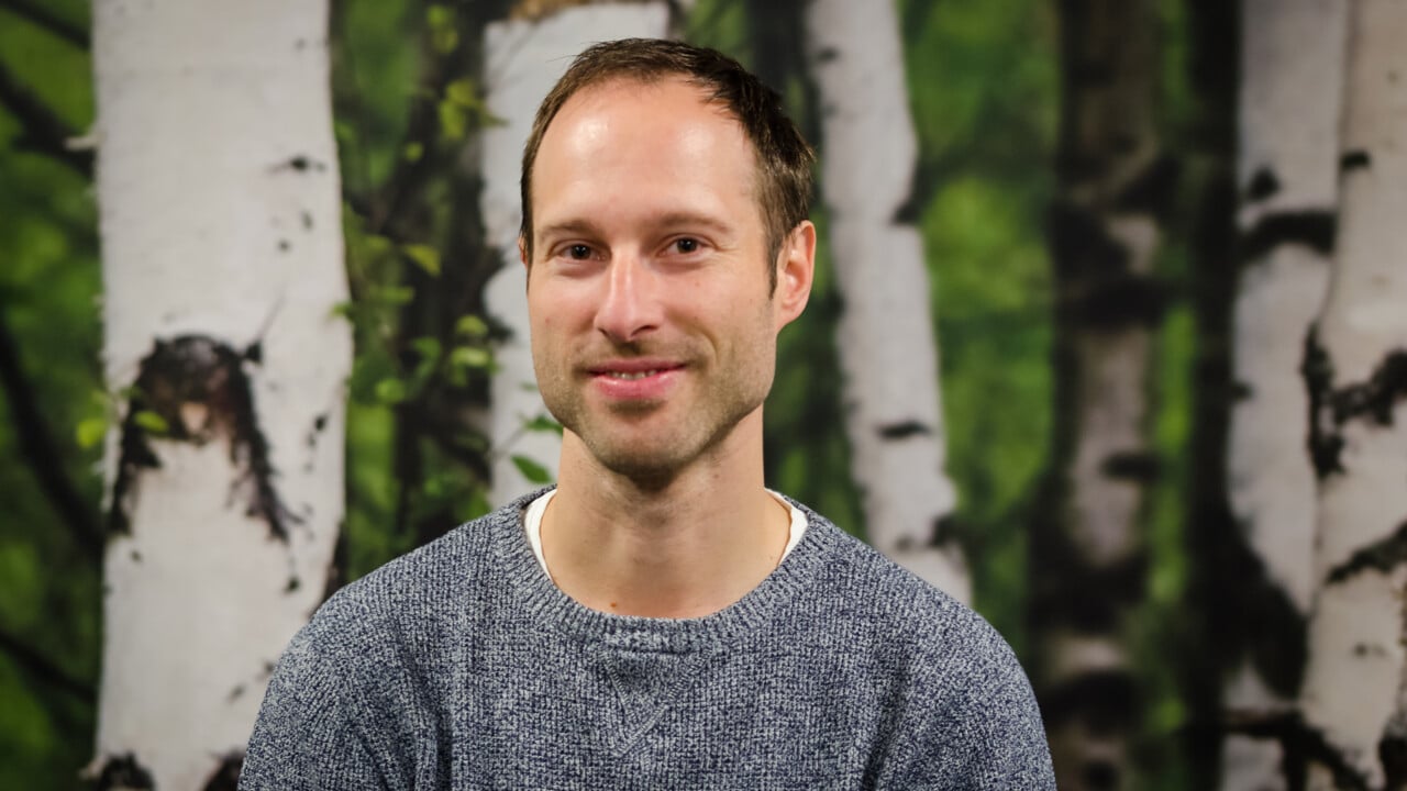 Daniel Edler mot en bakgrund av tr&auml;d