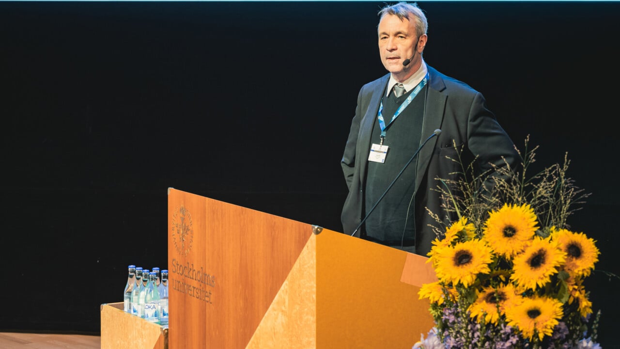 Peter Sk&ouml;ld vid ett podium