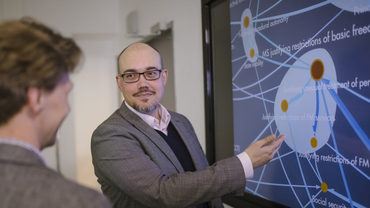 Portr&auml;tt av Mattias Derl&eacute;n, professor i r&auml;ttsvetenskap, Juridiska institutionen, Ume&aring; universitet.