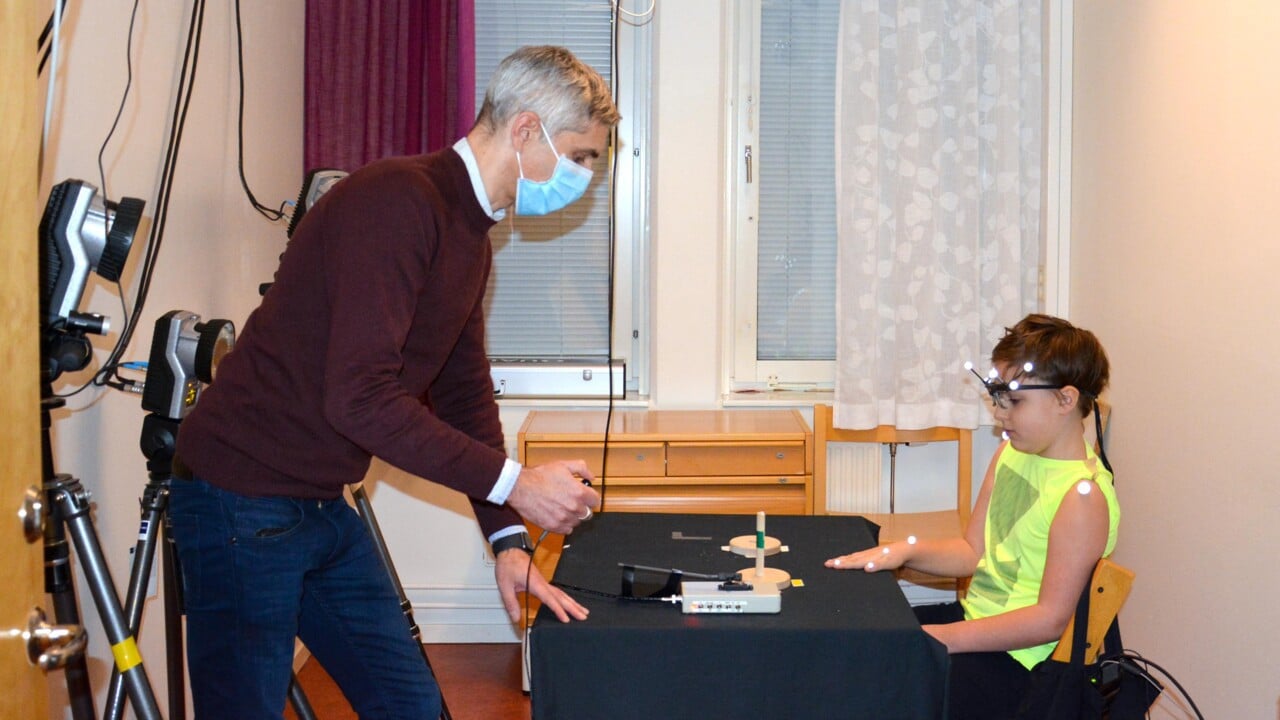 Erik Domell&ouml;f, psykologi, testar ett barn i sitt labb