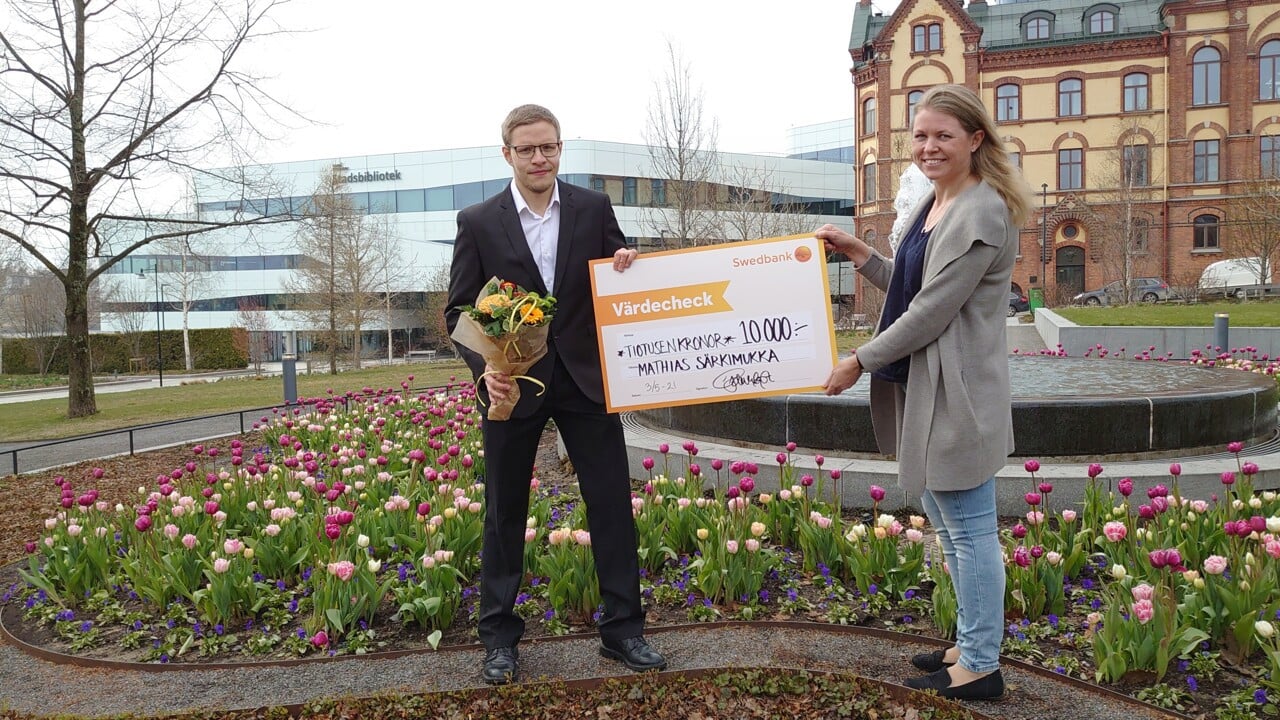 The recipient Mathias S&auml;rkimukka and Ida Carlqvist, Swedbank Ume&aring;.