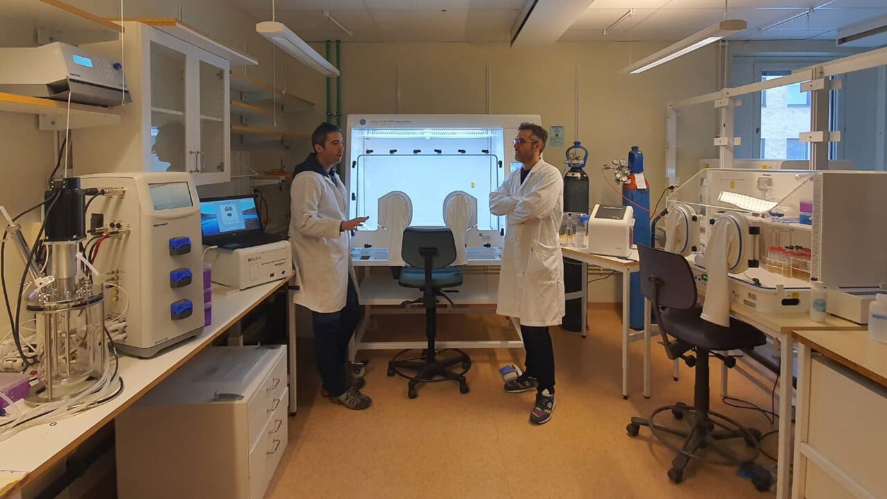 Photo of Felipe Cava and Emilio Bueno at Ume&aring; Hypoxic Research Facility