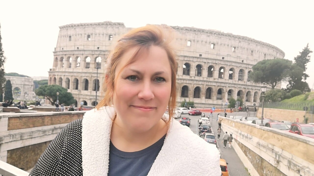 Portr&auml;ttbild Sara Frigerio, Colosseum i bakgruden