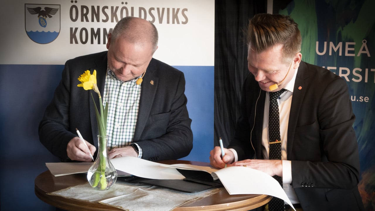 Ume&aring; universitetets rektor, Hans Adolfsson, och Per Nyhl&eacute;n, ordf&ouml;rande f&ouml;r kommunkoncernen i &Ouml;rnsk&ouml;ldsvik, skriver under ett strategiskt partnerskapsavtal.