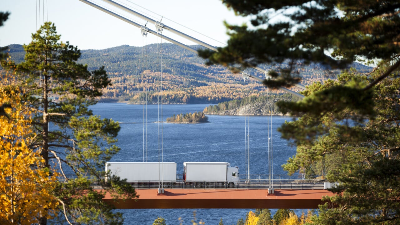 Lastbil k&ouml;r &ouml;ver H&ouml;ga kusten-bron