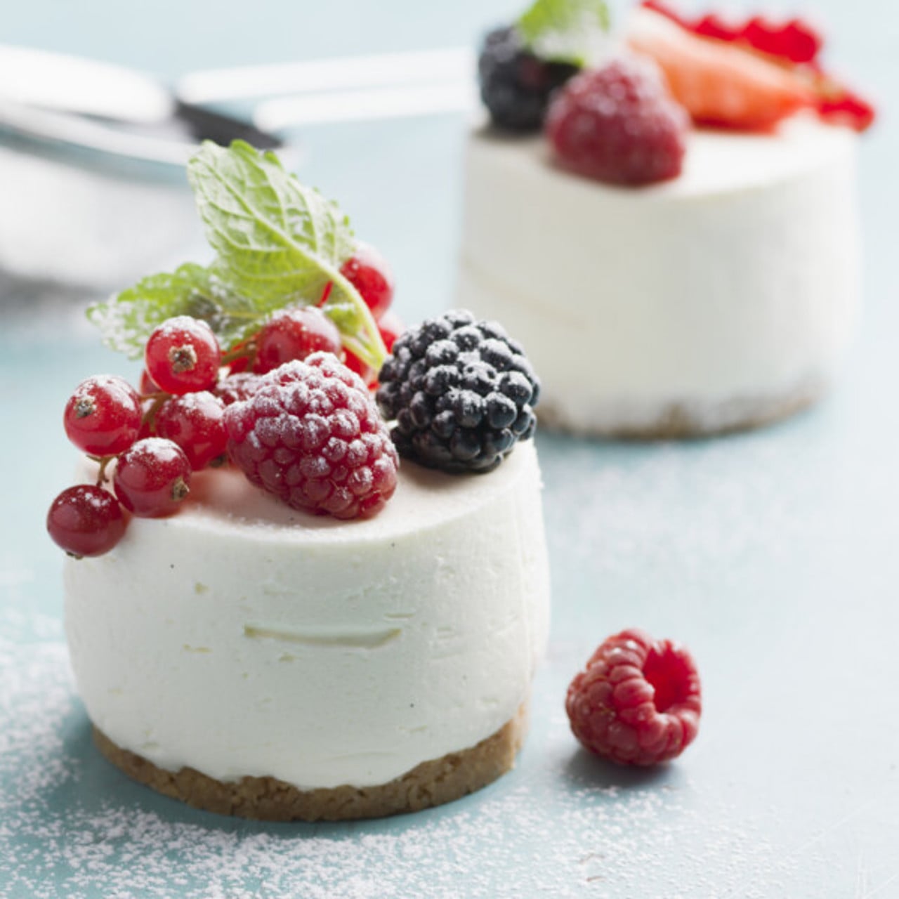 N&auml;rbild p&aring; en cheesecake med b&auml;r.