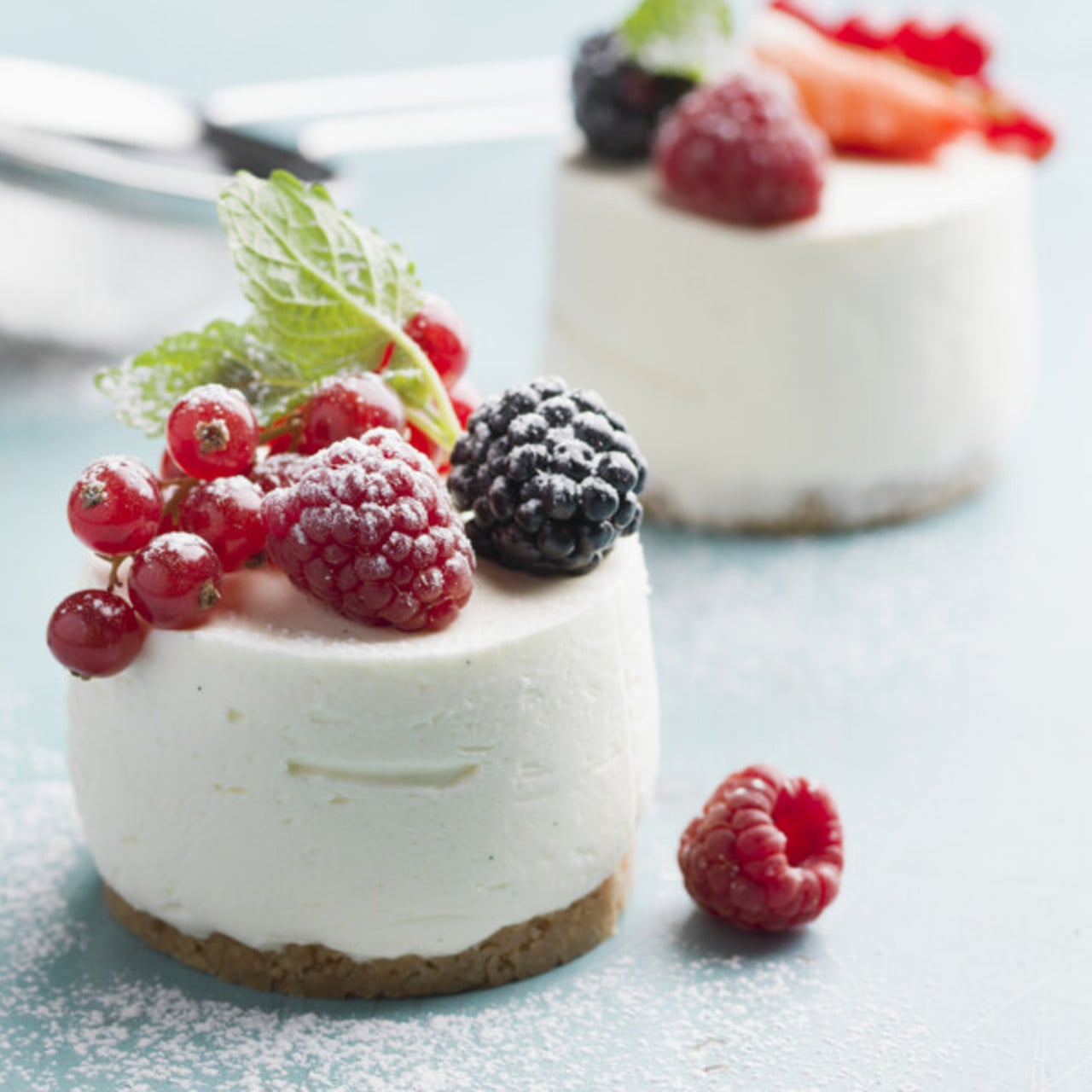 N&auml;rbild p&aring; en cheesecake med b&auml;r.
