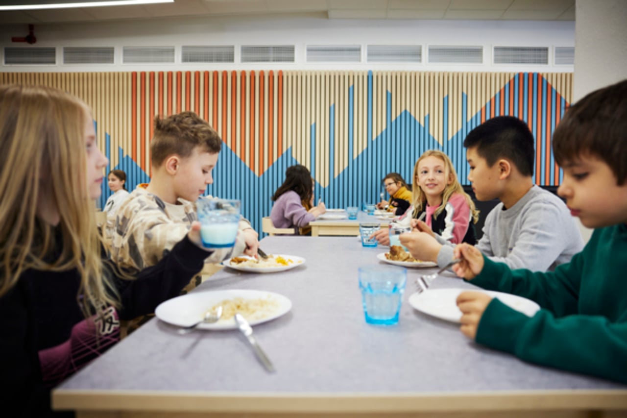 Elever &auml;ter skollunch.