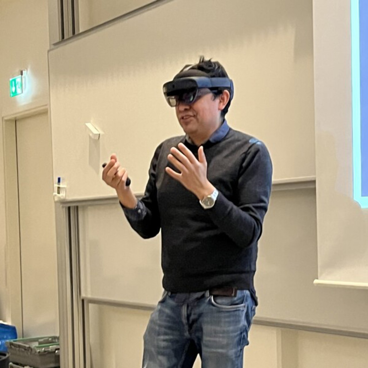 Juan Carlos med VR-glas&ouml;gon