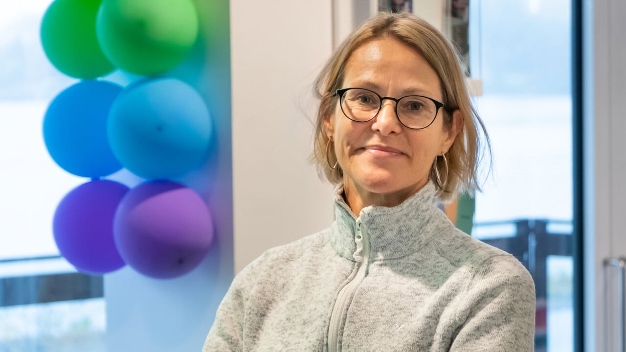 Charlotta Turborn i biblioteket p&aring; Konstn&auml;rligt campus