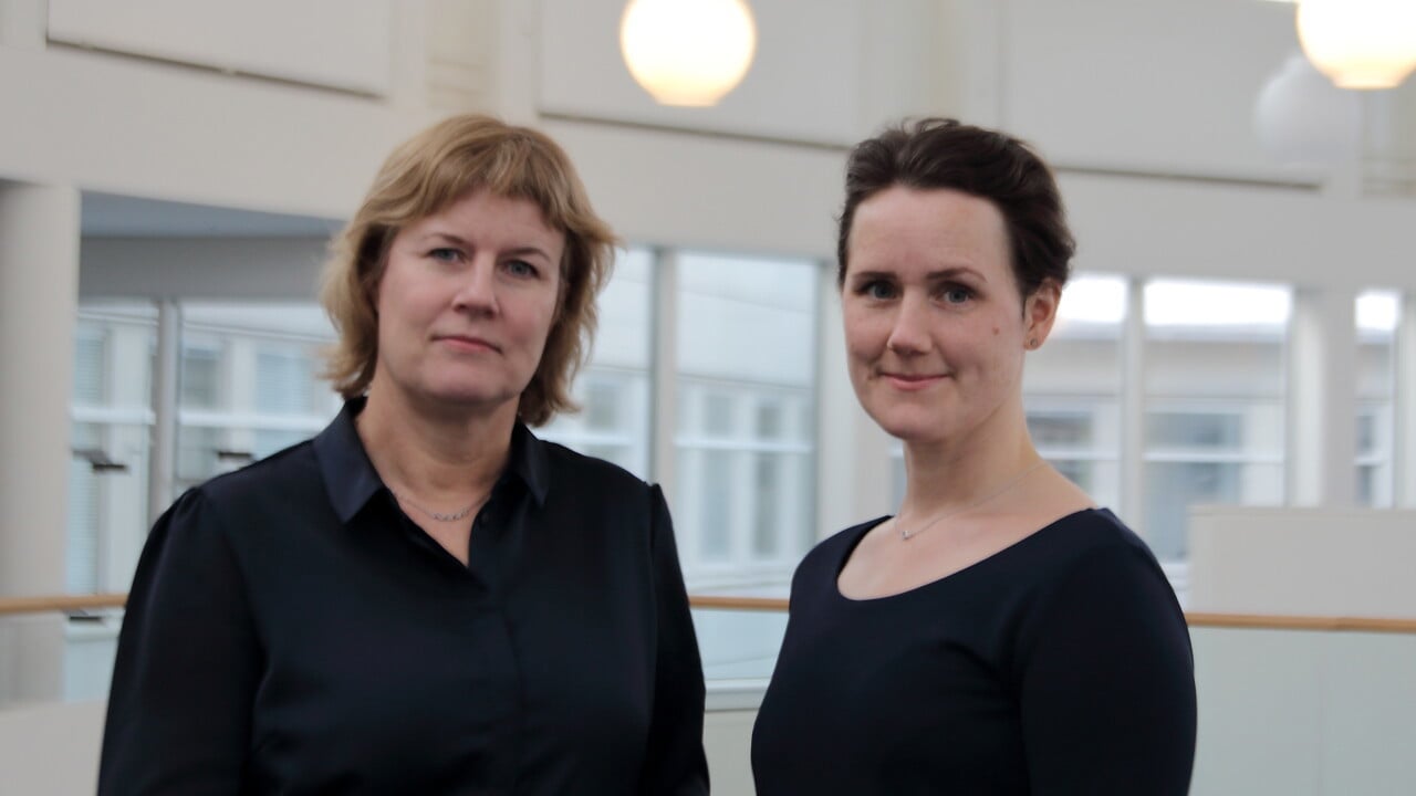 Foto p&aring; Jessika Wide, universitetslektor Statsvetenskapliga institutionen och Fanny Holm, universitetslektor vid Juridiska institutionen, Ume&aring; Universitet.