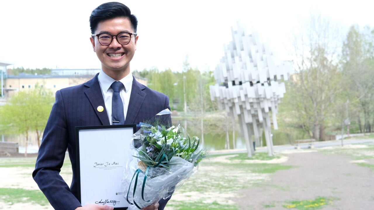Javier Jo Mai &auml;r Ume&aring; universitets Global Swede 2020. P&aring; bilden med diplom. 