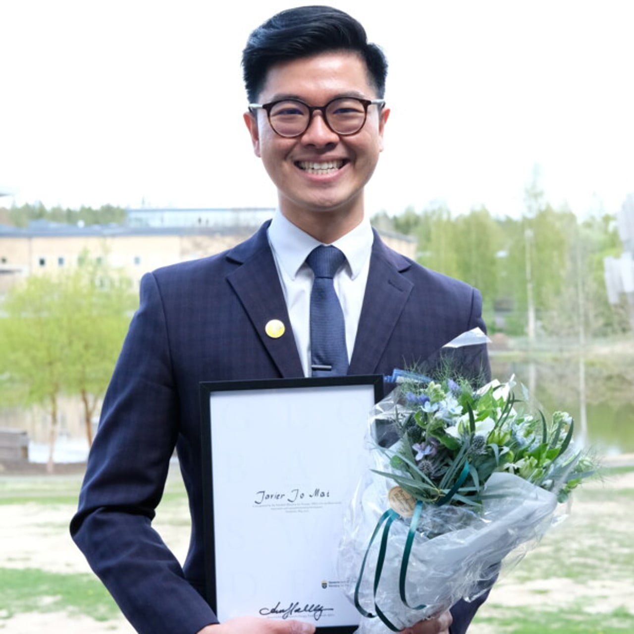 Javier Jo Mai, Ume&aring; University's Global Swede 2020, with his diploma. 
