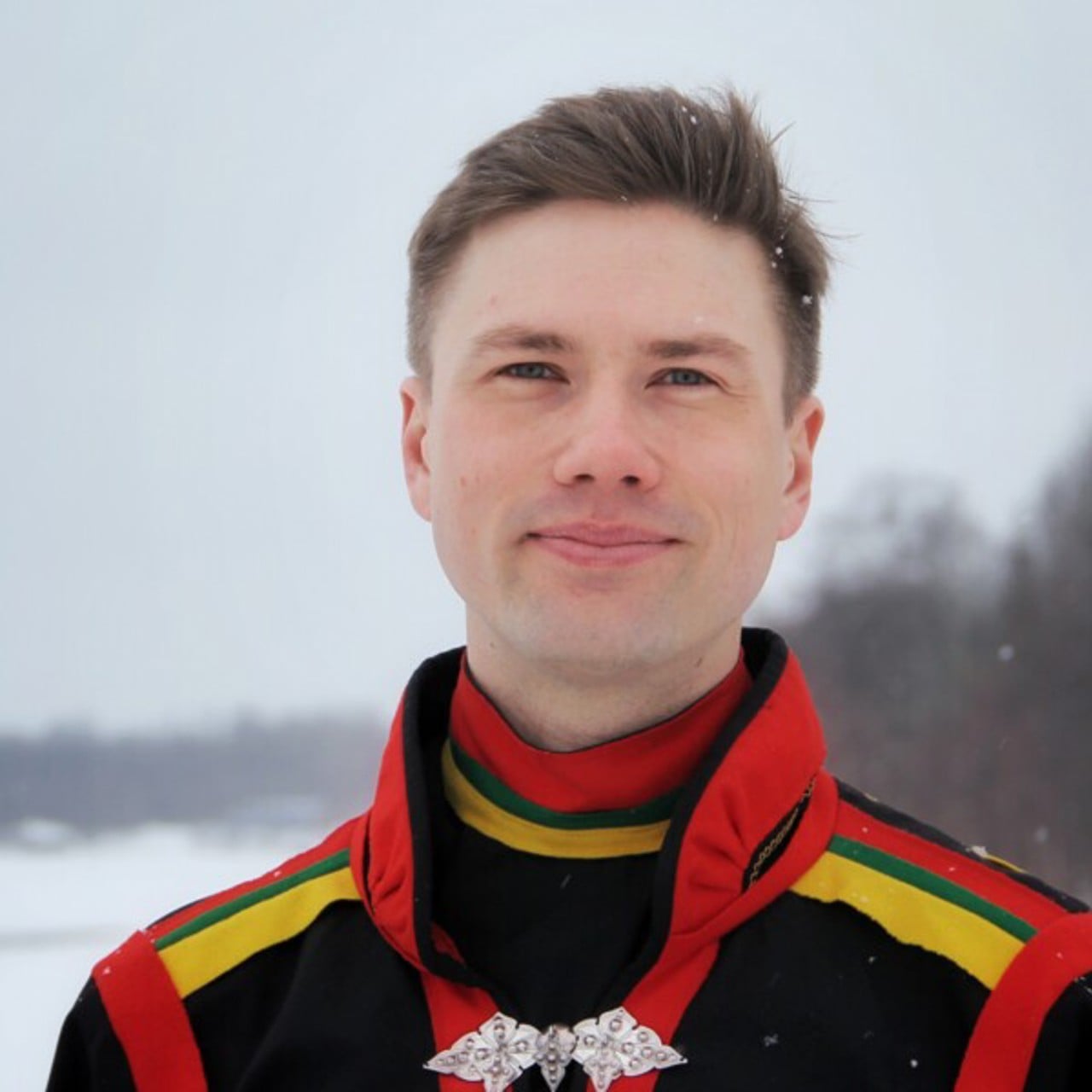 Portr&auml;ttbild p&aring; Jon Petter Stoor i samedr&auml;kt utomhus vintertid