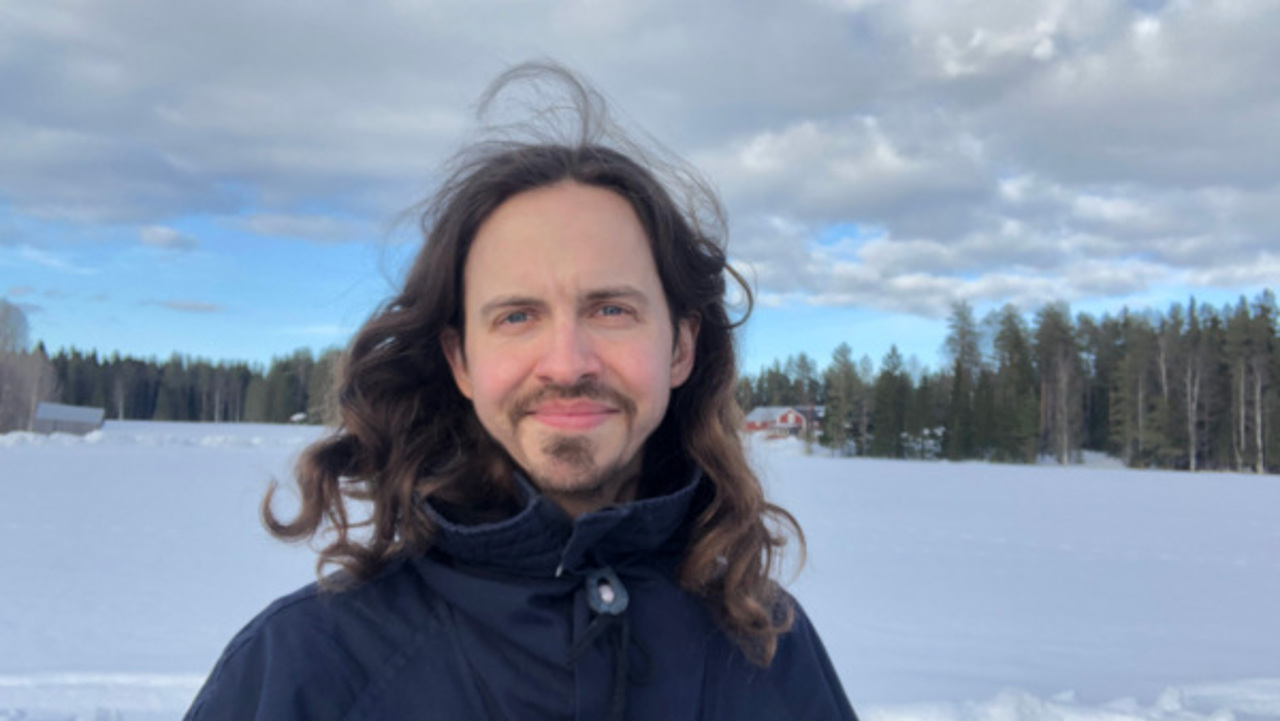 Portr&auml;ttbild Jussi Ericson. Sn&ouml; i bakgrunden.