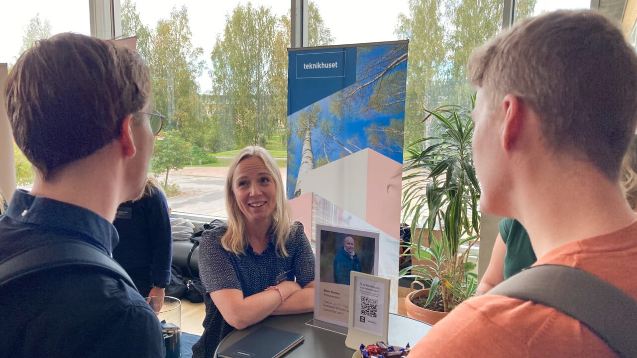 Bild p&aring; Eva Lund, Teknikhuset, i samtal med tv&aring; studenter under Karri&auml;rdagen