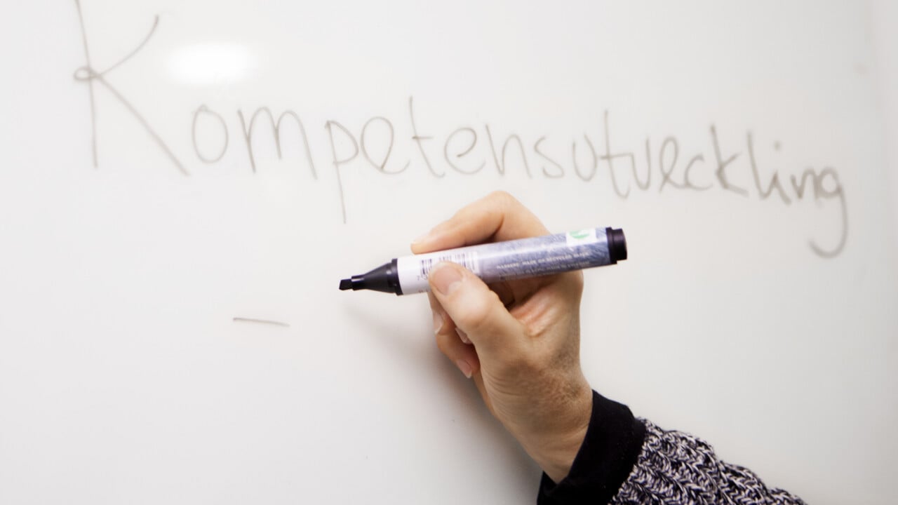 Ordet kompetensutveckling skrivet p&aring; en whiteboard.